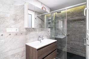 Dusche, Haartrockner, Handtücher