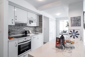 Refrigerador, microondas, horno y lavavajillas 