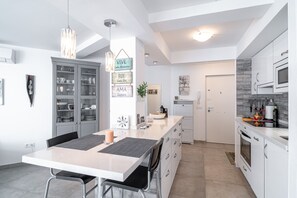 Kühlschrank, Mikrowelle, Ofen, Geschirrspüler