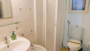 Ein Badezimmer mit Waschbecken, Bidet und Toilette.