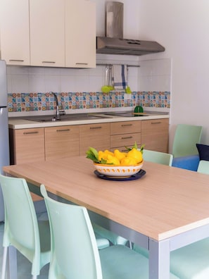 Kühlschrank, Kochgeschirr/Geschirr/Besteck, Esstisch