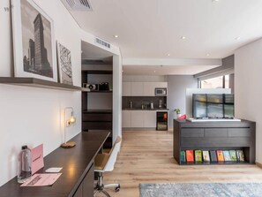 Køleskab, mikrobølgeovn, ovn, kogeplade