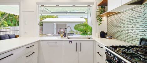 Frigorífic, microones, forn i placa de cuina