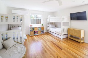 3 Schlafzimmer, Schreibtisch, Bügeleisen/Bügelbrett, Reisekinderbett