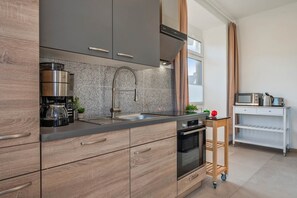 Kylskåp, mikrovågsugn, ugn och spishäll