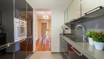 Frigorífico, microondas, horno y placa de cocina