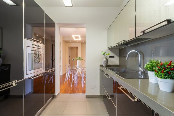 Refrigerador, microondas, horno, placa de cocina