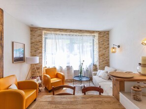 TV, fireplace - Renovated Cozy 1BR, Prime Location, Near Thermal Baths (Cauterets)