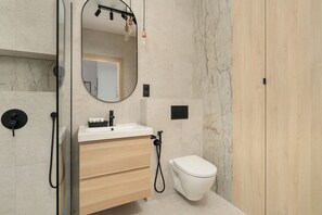 Apartment, 2 Schlafzimmer, Balkon | Badezimmer