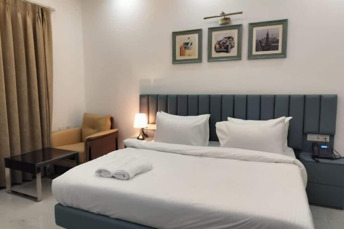 Hypo-allergenic bedding available, Select Comfort beds, in-room safe