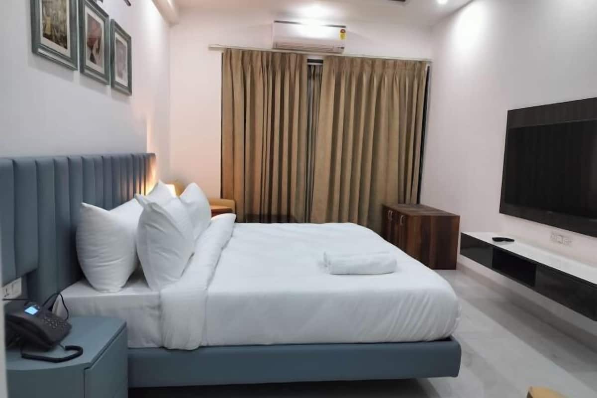 Hypo-allergenic bedding available, Select Comfort beds, in-room safe