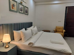 Suite, 1 Queen Bed, Balcony | Hypo-allergenic bedding, Select Comfort beds, in-room safe