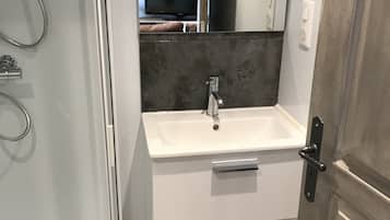 SĂšche-cheveux, serviettes fournies, papier toilette