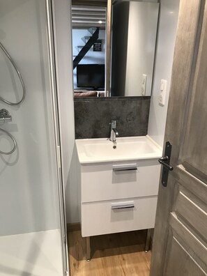 Secadora de cabello, toallas, papel de baño 