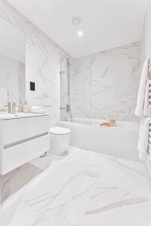 Shower, hair dryer, towels - Modern & Bright Central Birmingham 1 Bed Apartment (Birmingham)