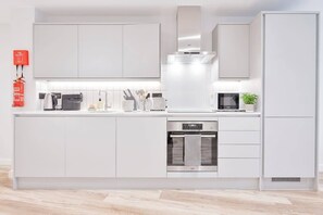Fridge, microwave, oven, stovetop - Modern & Bright Central Birmingham 1 Bed Apartment (Birmingham)