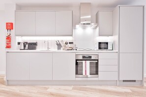 Fridge, microwave, oven, stovetop - Lovely Central Birmingham 1 Bed Apartment (Birmingham)