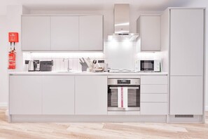 Kjøleskap, mikrobølgeovn, ovn og kokeplater