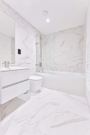 Dusj, hårføner og håndklær