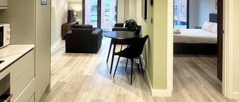 1 habitación, tabla de planchar con plancha, wifi y ropa de cama