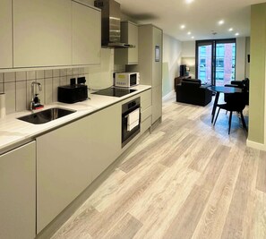 Fridge, microwave, oven, stovetop - Lovely Central Birmingham 1 Bed Apartment (Birmingham)