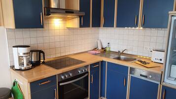 KĂŒhlschrank, Mikrowelle, Ofen, Herdplatte