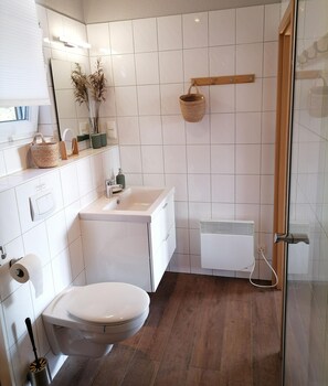 Bathroom - FLOATING HOUSES - Comfortable floating vacation homes at the Barth marina (Barth)