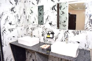 Family Suite | Bathroom | Shower, free toiletries, towels, shampoo - The Royal Palace Hotels By Blues  (Dewas)