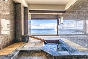 Căn hộ Deluxe | Phòng tắm | Dép đi trong nhà