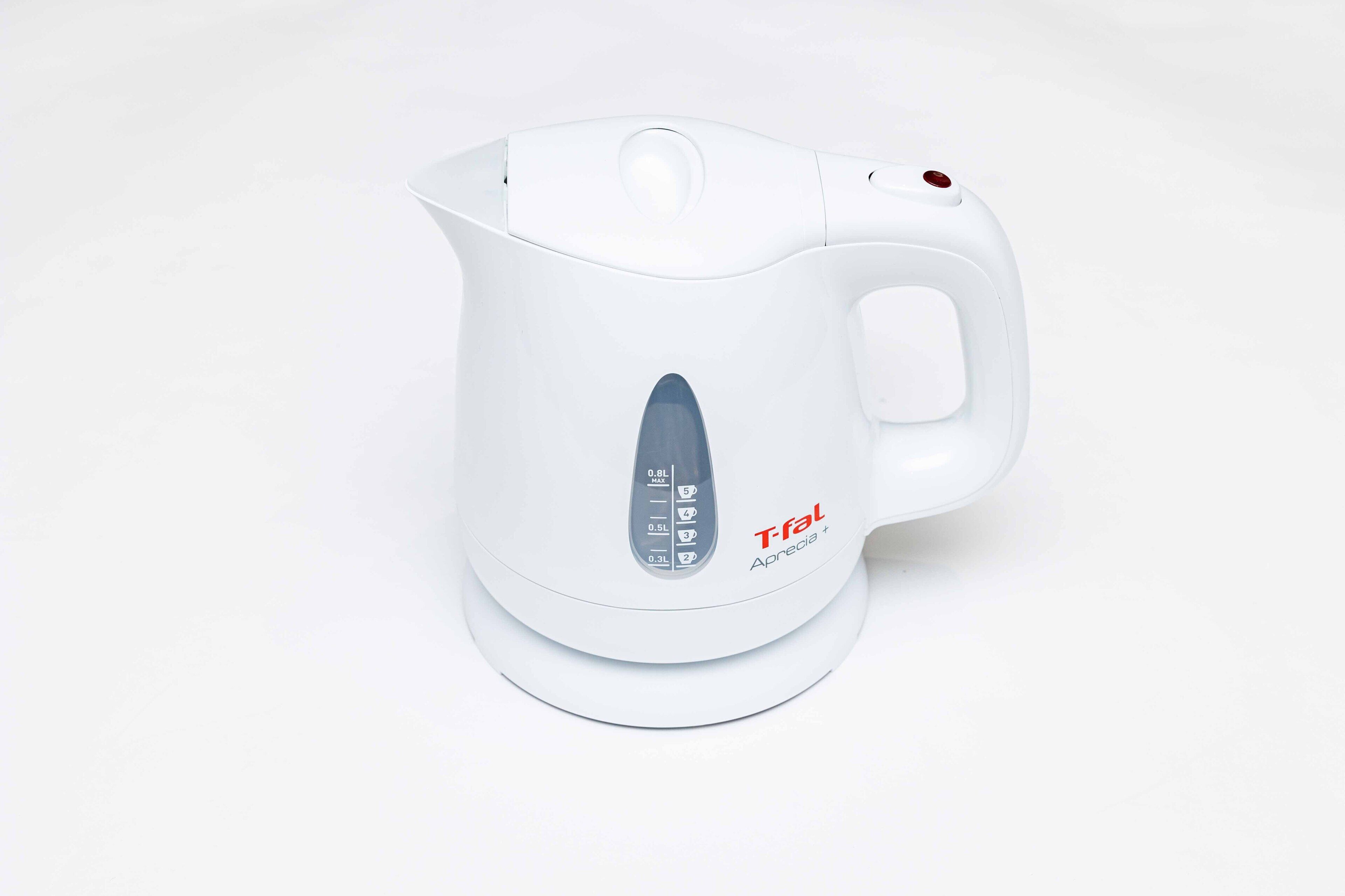 Un bollitore elettrico bianco con maniglia e pannello di controllo.