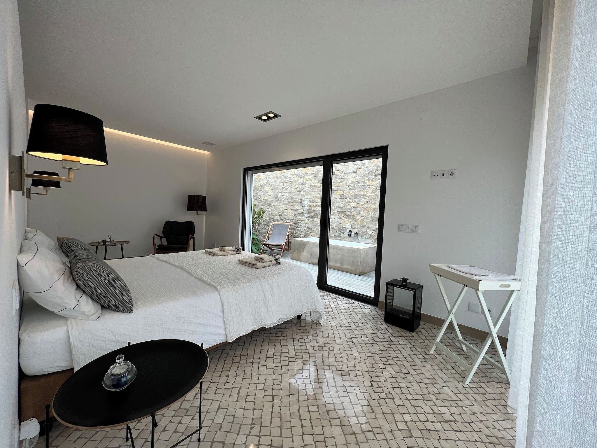 3 habitaciones y tabla de planchar con plancha 