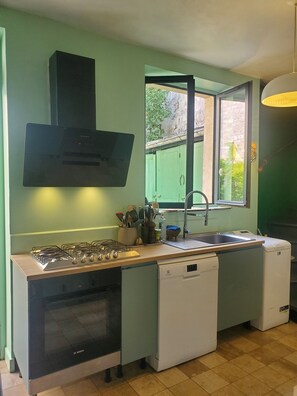 Fridge, microwave, oven, dishwasher - Havre de Paix (Montreuil)