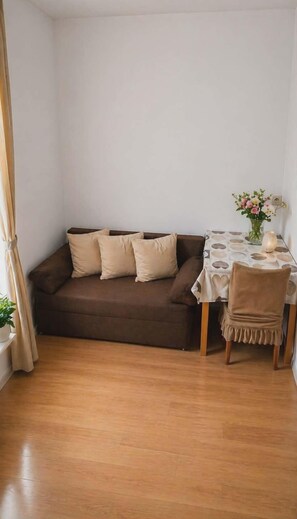 Classic Apartment, Balcony, Sea View | Ruang tamu | TV skrin rata 