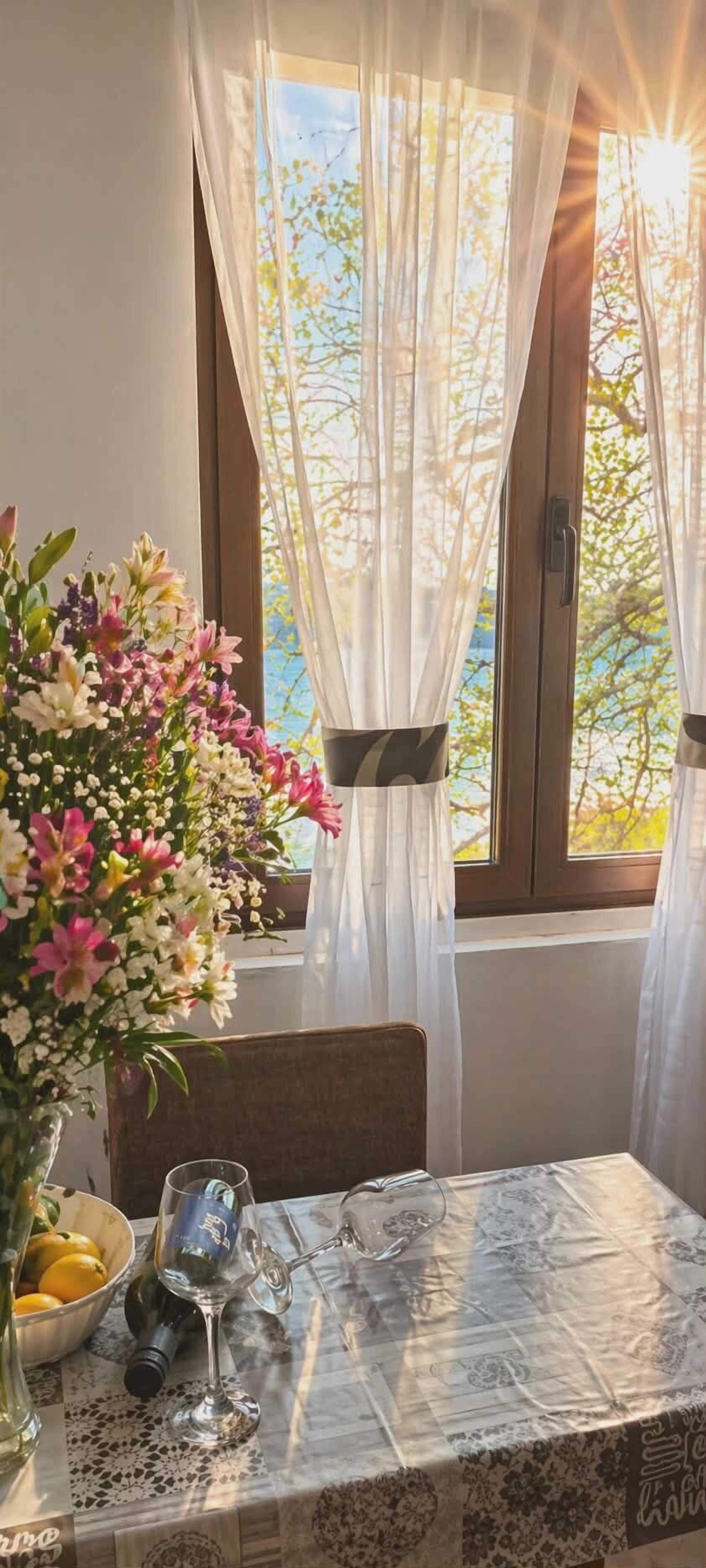 Classic Studio, Balcony, Sea View | Makan dalam bilik