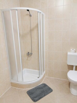 Appartement classique, balcon, vue sur la mer | Salle de bain | Douche, séchoir à cheveux, serviettes fournies