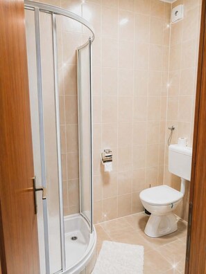 Classic Studio, Balcony, Sea View | Bathroom | Shower, hair dryer, towels - Apartments Patricija (Mljet)