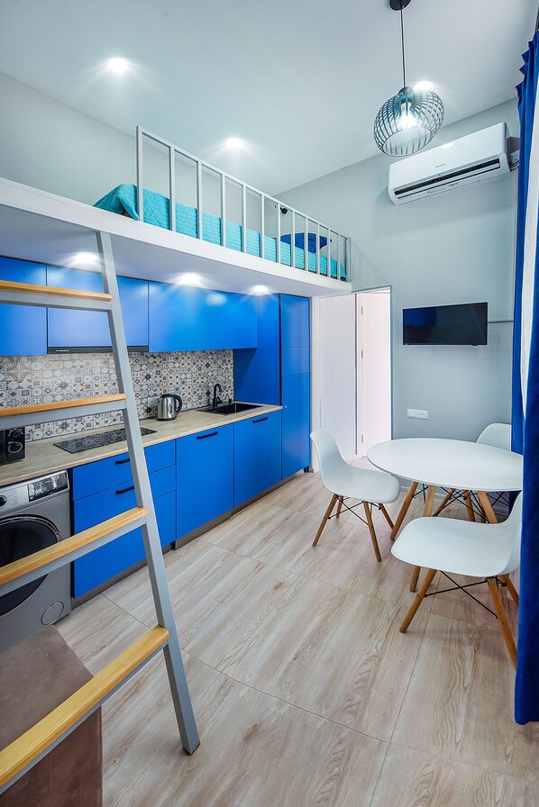 Appartement | Cuisine privée | Bouilloire électrique, vaisselle et ustensiles