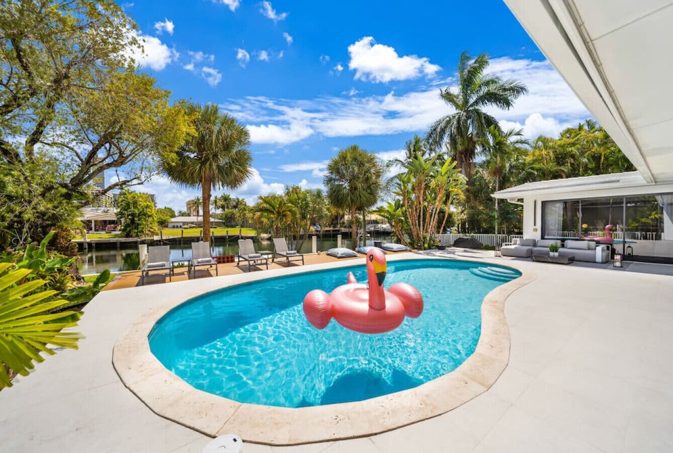 Modern 5 bedroom with Pool/Game room on the water