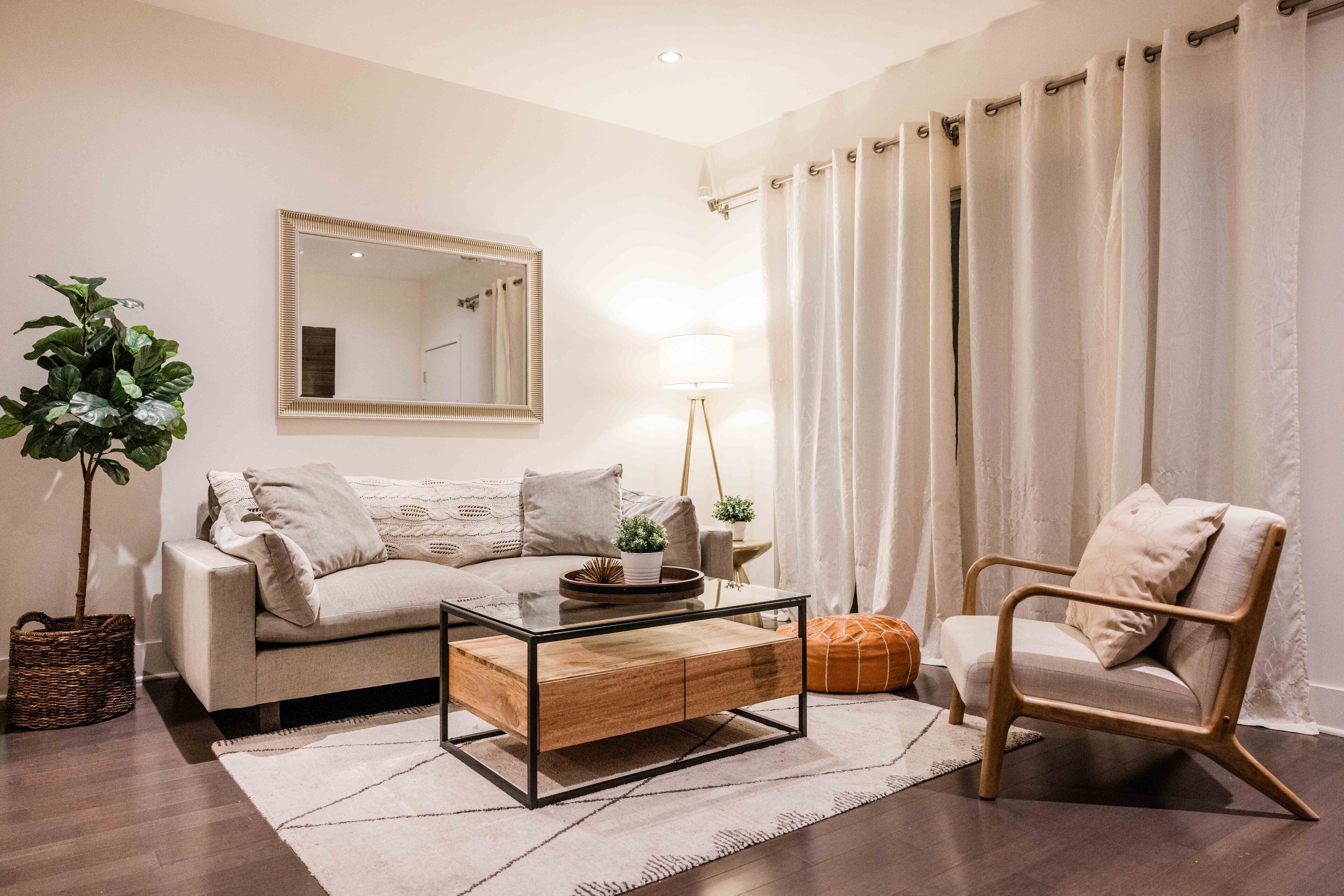 2 BD Condo - Great Food - Close to UCLA + Samo