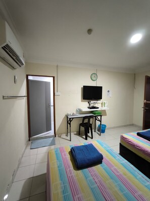 Deluxe Twin Room | Laptop workspace, bed sheets - OYO 90895 Hotel Ikia (Butterworth)