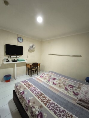 Quarto casal luxo, 1 cama Queen | Espaço de trabalho para notebook, roupa de cama