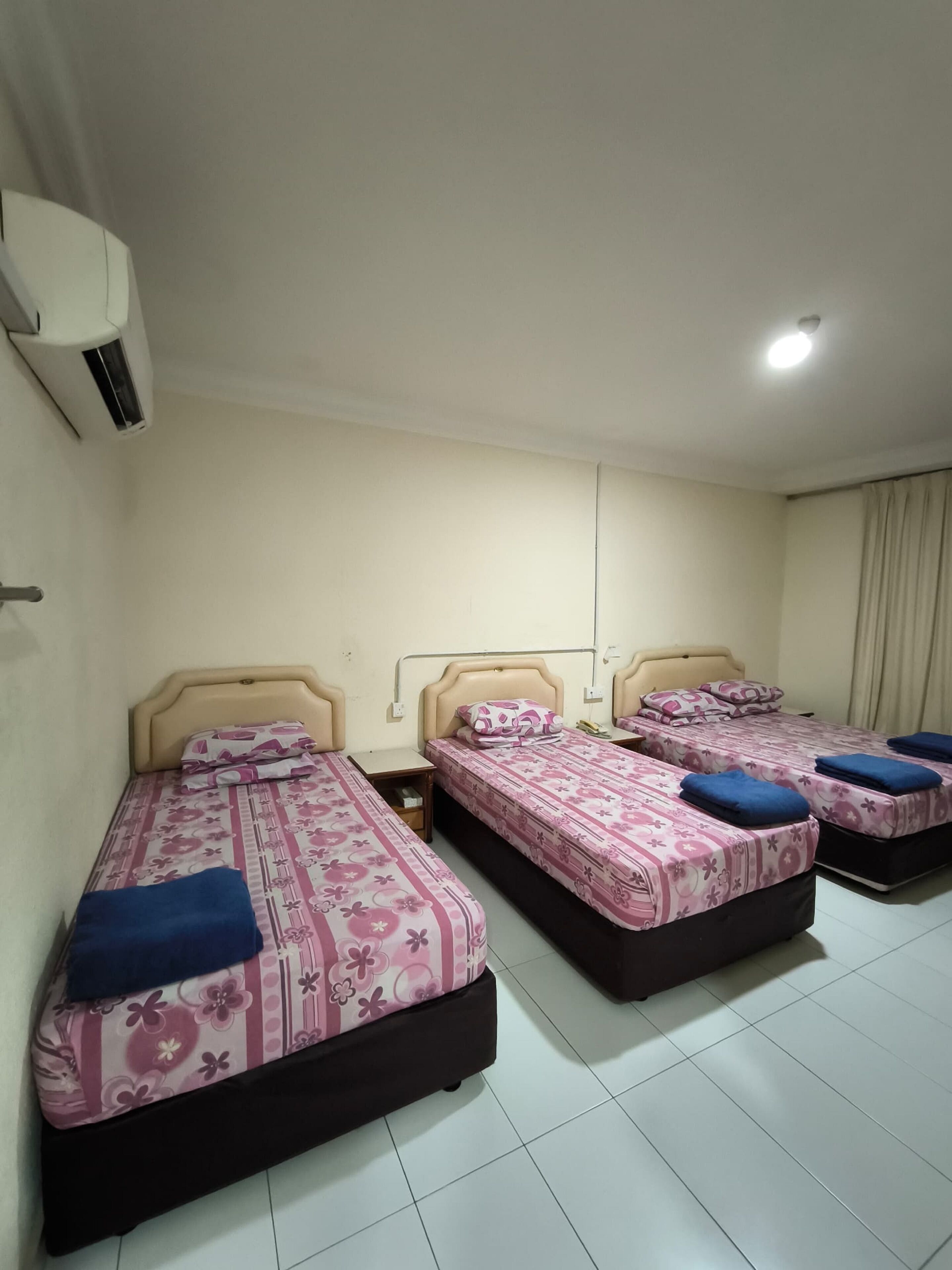 Family Suite | Ruang kerja komputer riba, cadar katil 