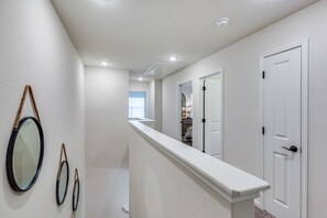 Interior - This spacious 3-bedroom, 2.5-bath home features a fully equipped kitchen, cozy living area, private backyard, and free parking. Perfect for families or groups, just minutes from SeaWorld, The Rim, and local attract. (San Antonio)