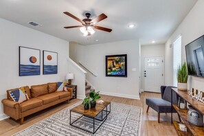 Smart TV, offices - This spacious 3-bedroom, 2.5-bath home features a fully equipped kitchen, cozy living area, private backyard, and free parking. Perfect for families or groups, just minutes from SeaWorld, The Rim, and local attract. (San Antonio)