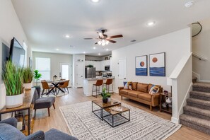 Smart TV, offices - This spacious 3-bedroom, 2.5-bath home features a fully equipped kitchen, cozy living area, private backyard, and free parking. Perfect for families or groups, just minutes from SeaWorld, The Rim, and local attract. (San Antonio)