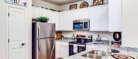 Een koelkast, een microgolfoven, een oven, een kookplaat