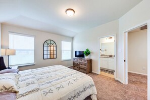 3 bedrooms, desk, iron/ironing board, travel crib