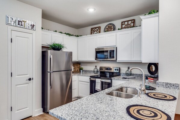 Fridge, microwave, oven, stovetop - This spacious 3-bedroom, 2.5-bath home features a fully equipped kitchen, cozy living area, private backyard, and free parking. Perfect for families or groups, just minutes from SeaWorld, The Rim, and local attract. (San Antonio)