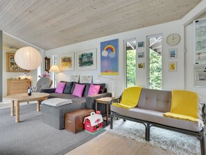 Tv, eldstad och dvd-spelare
