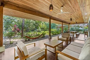 Outdoor dining - Stylish 3-Bedroom Tropical Escape with Pool & Outdoor Living, 1 Block from Playa Potrero (Playa Potrero)